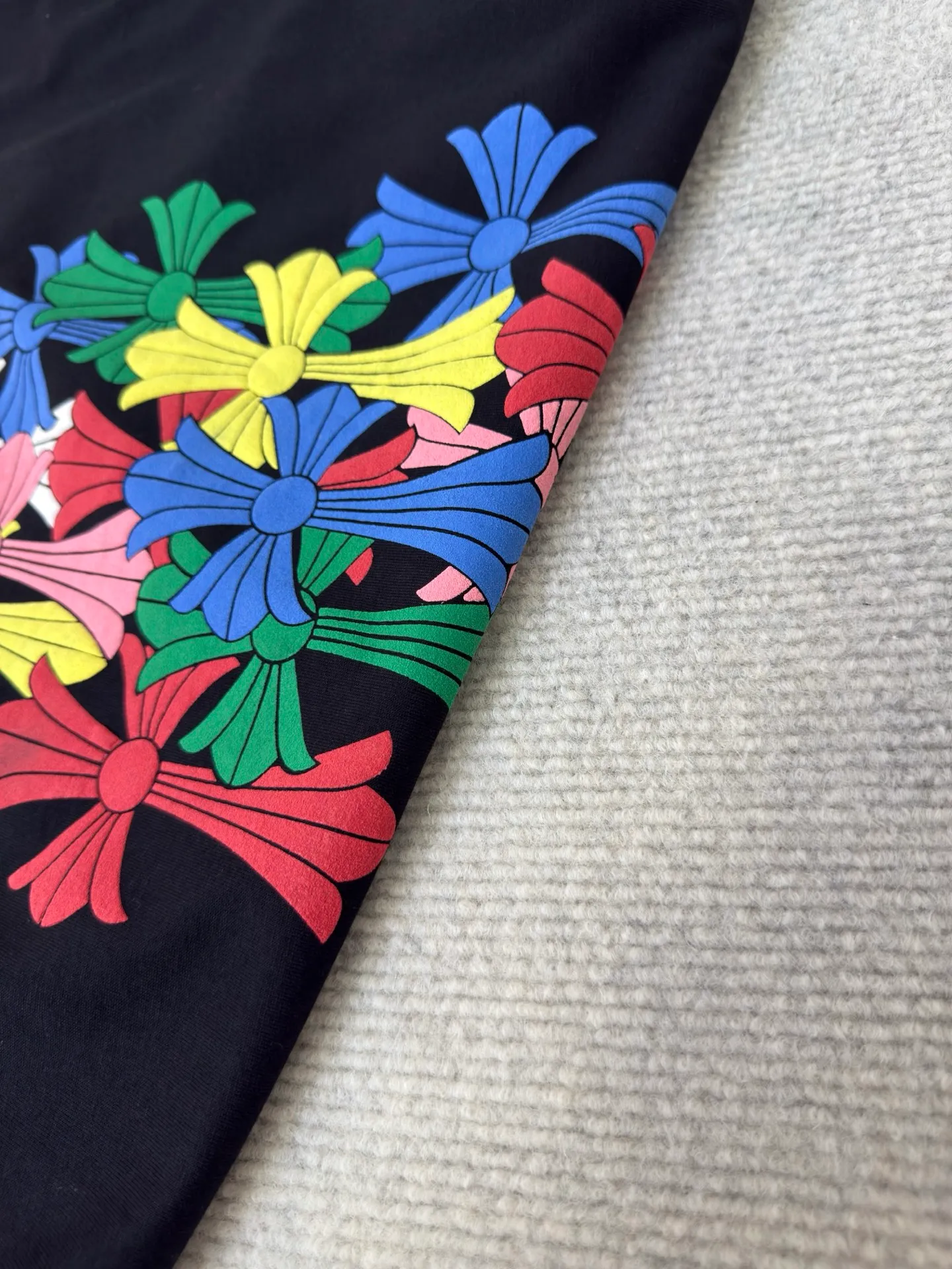 P300 Chrome Heart Miami limited color cross long sleeves. The fabric is made of 26-woven 220g cotton. The printing uses high-temperature ink printing technology, and the color of the printing area is extremely complex. Size S M L
